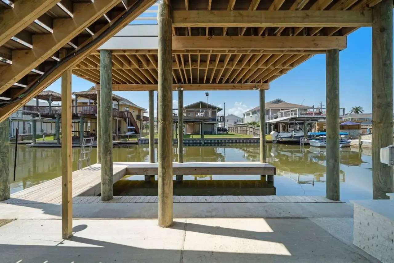 Moby Dick Rental Waterfront Canal | Beachbox