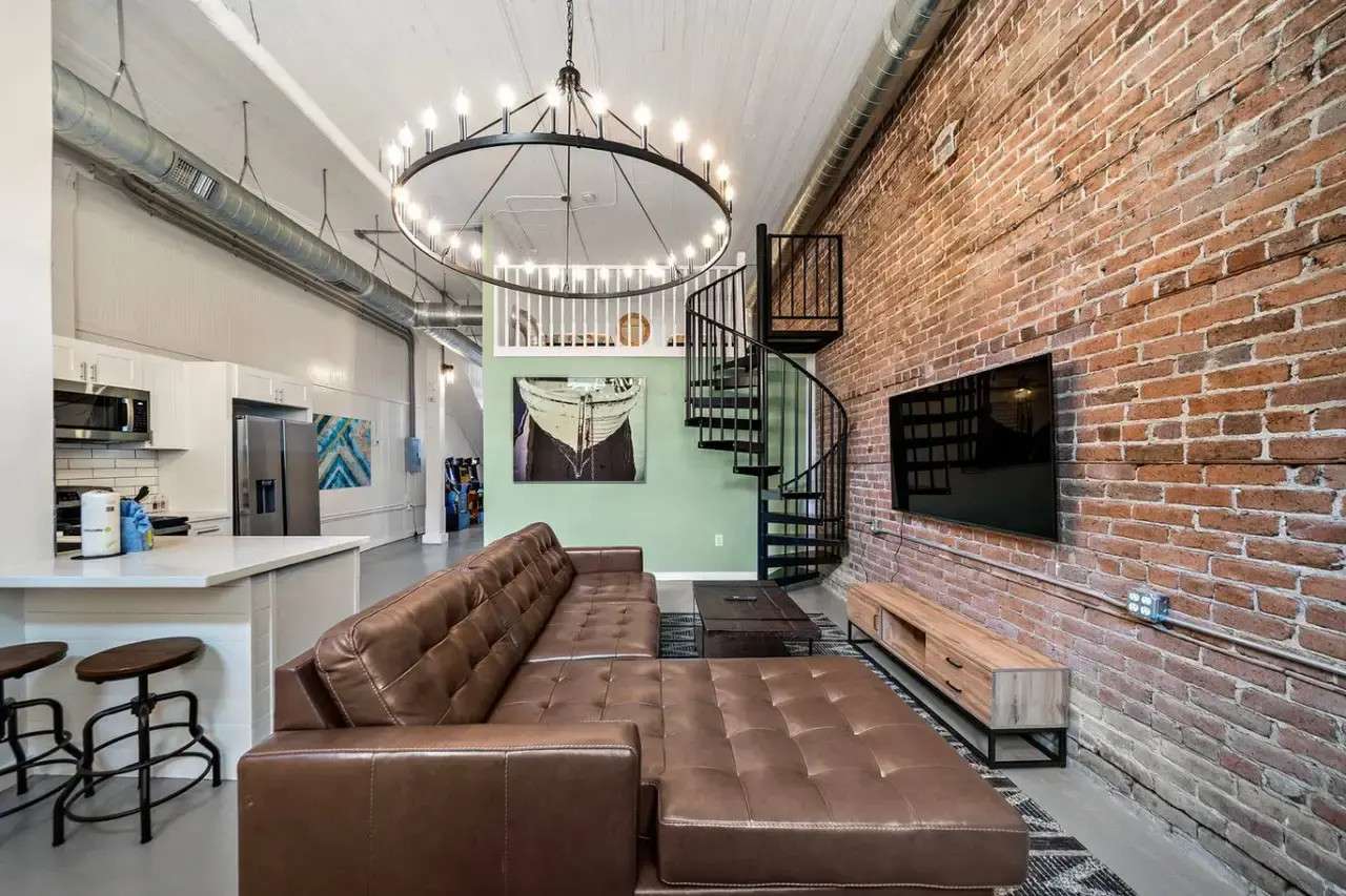 Cruzing Galveston living room