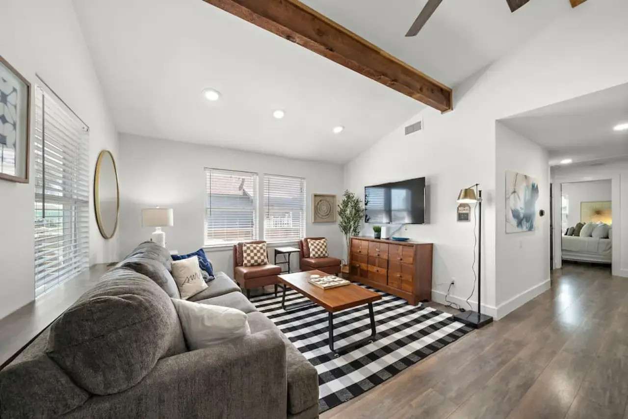 5 Pirates’ Getaway Vacation Living Room | BeachBox