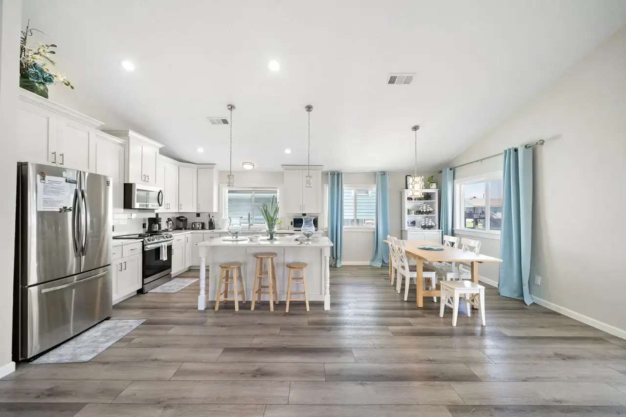 Sea Isle Escape kitchen and dining room